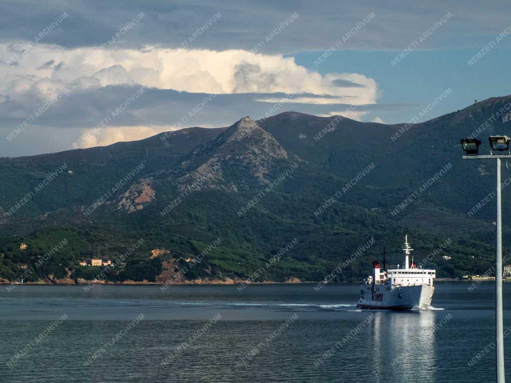 Vízi közlekedés - Elba - Komphajó érkezik Portoferraio kikötőjébe