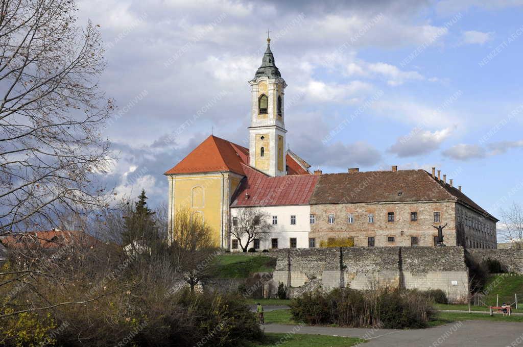 Egyházi épület - Vác - Ferences templom és rendház