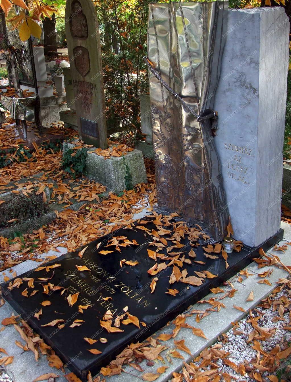 Kegyelet -  Várkonyi Zoltán sírja a Farkasréti temetőben