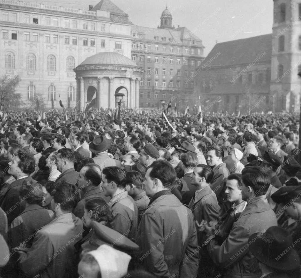 Ötvenhat emléke - Tüntetés a Petőfi-szobornál