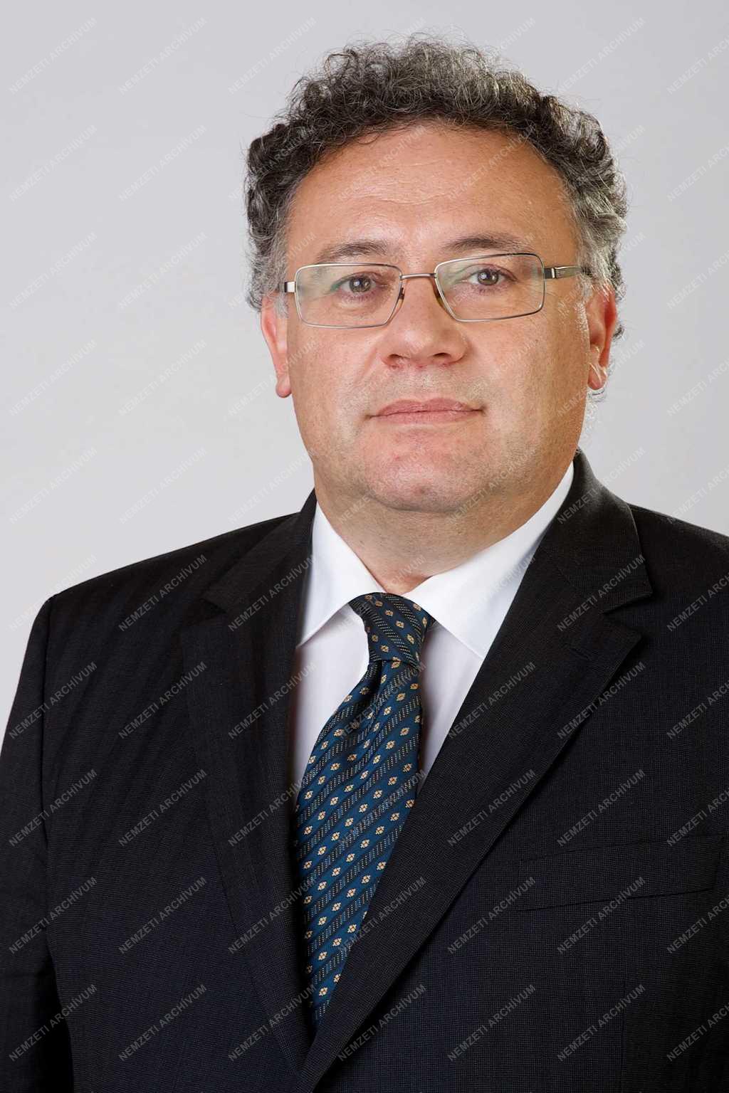 Új kormány - Államtitkárok - Íjgyártó István