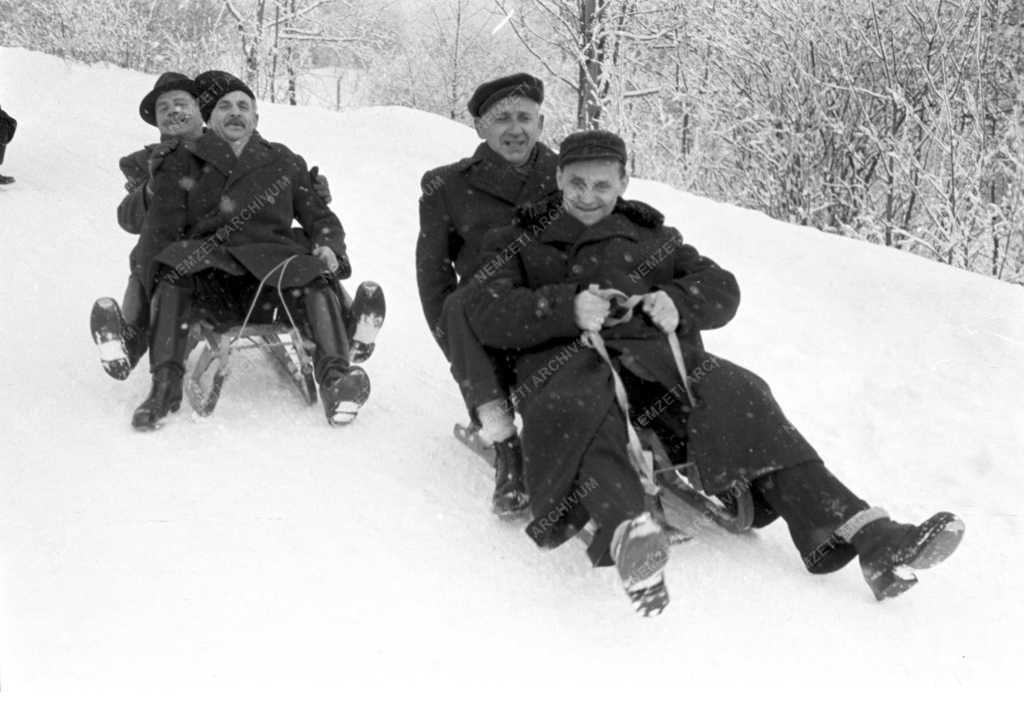 1956 - Téli üdülés Galyatetőn a SZOT-üdülőben