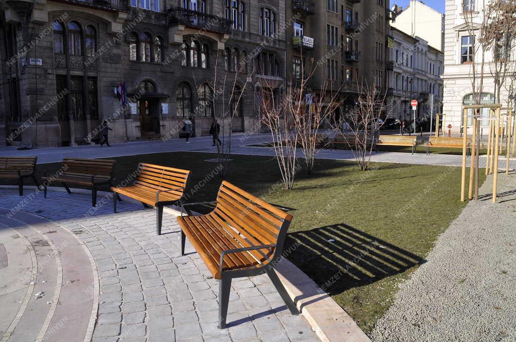 Településfejlesztés - Budapest - Felújították a Bakáts teret