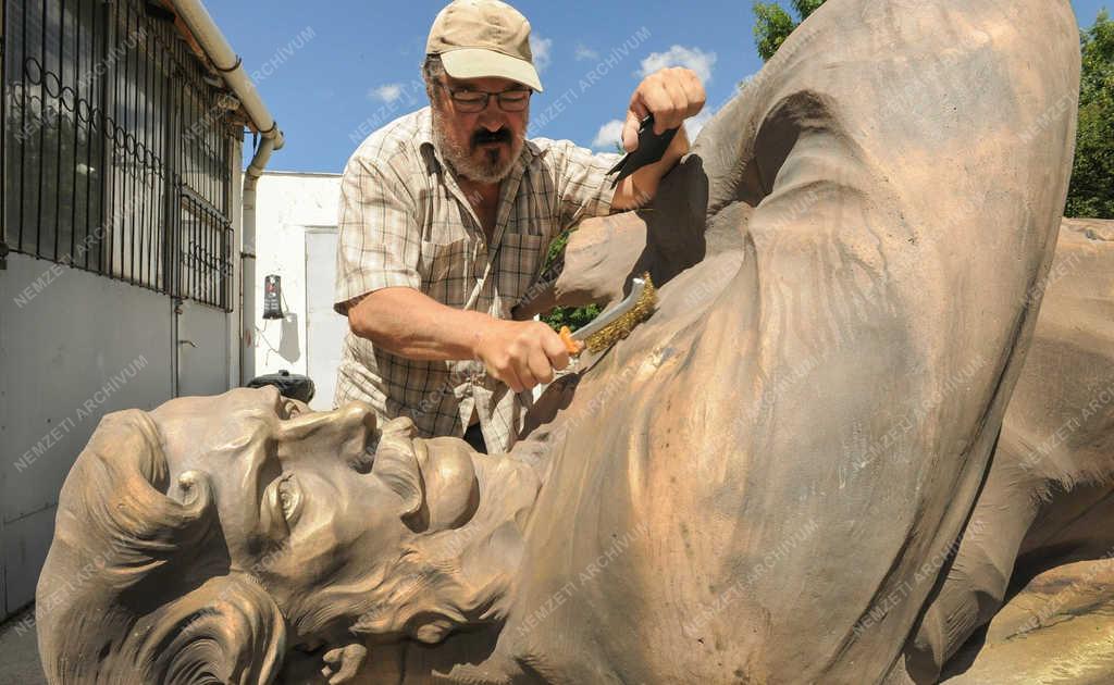 Művészet - Püspökladány - Szoborcsoport restaurálása