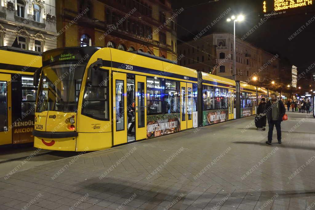 Közlekedés - Budapest - Villamosok esti felvételen