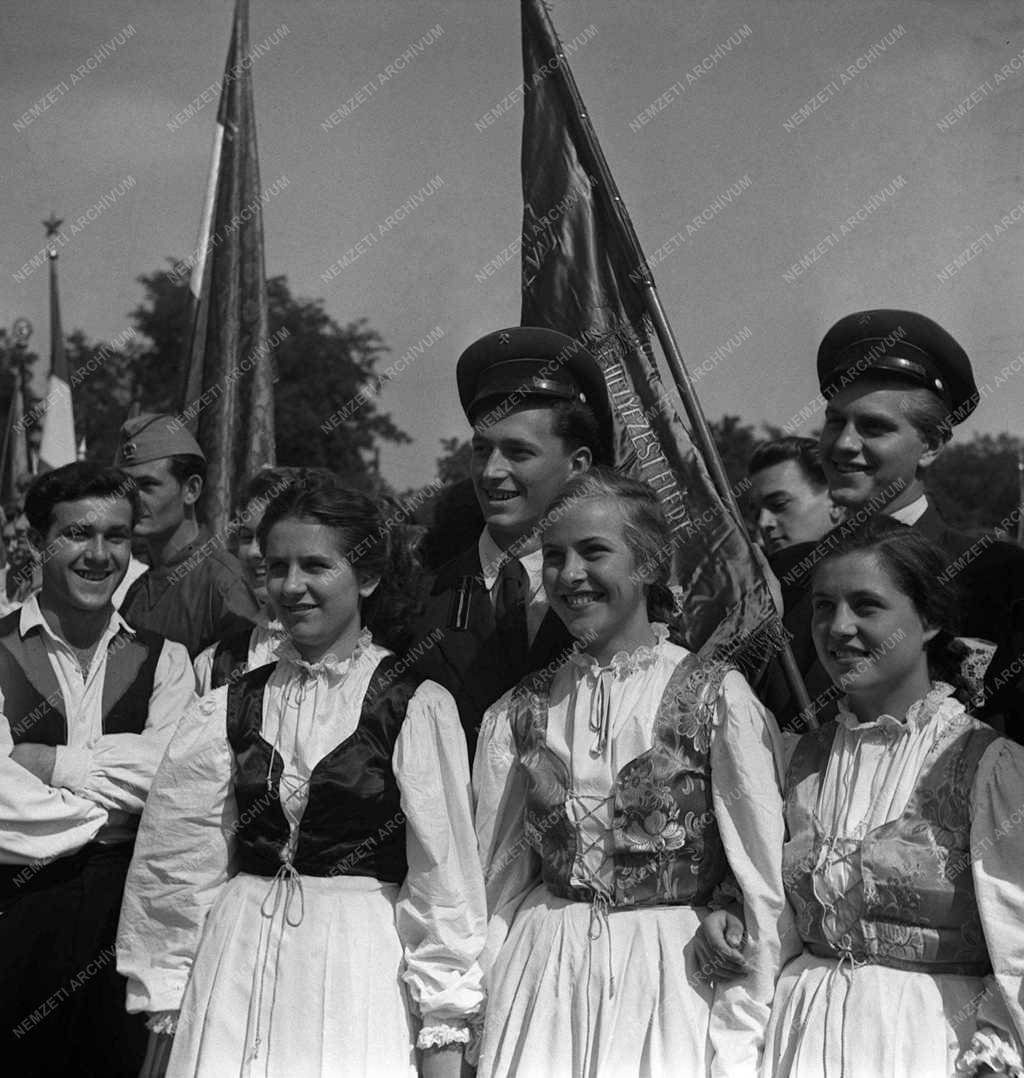 Életkép - Ünnep - Bányásznap Tatabányán