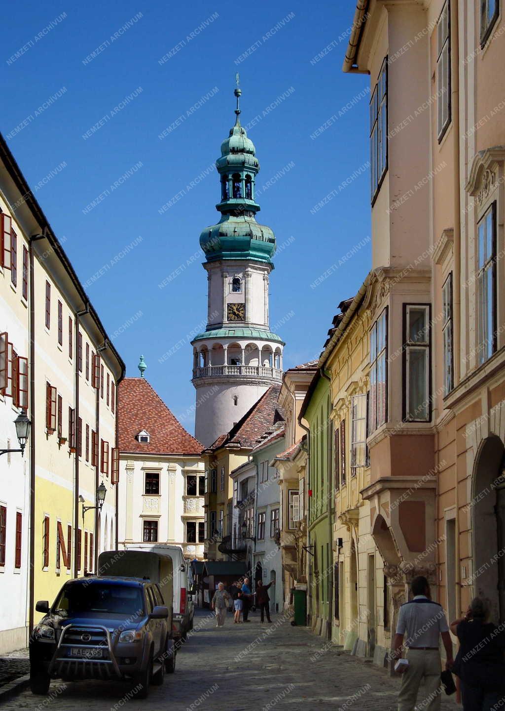 Városkép - Sopron - A Kolostor utca a Tűztoronnyal