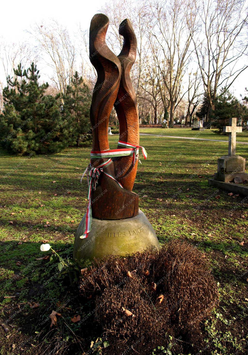 Temető -  Illés Lajos  sírja a Fiumei úti Nemzeti Sírkertben