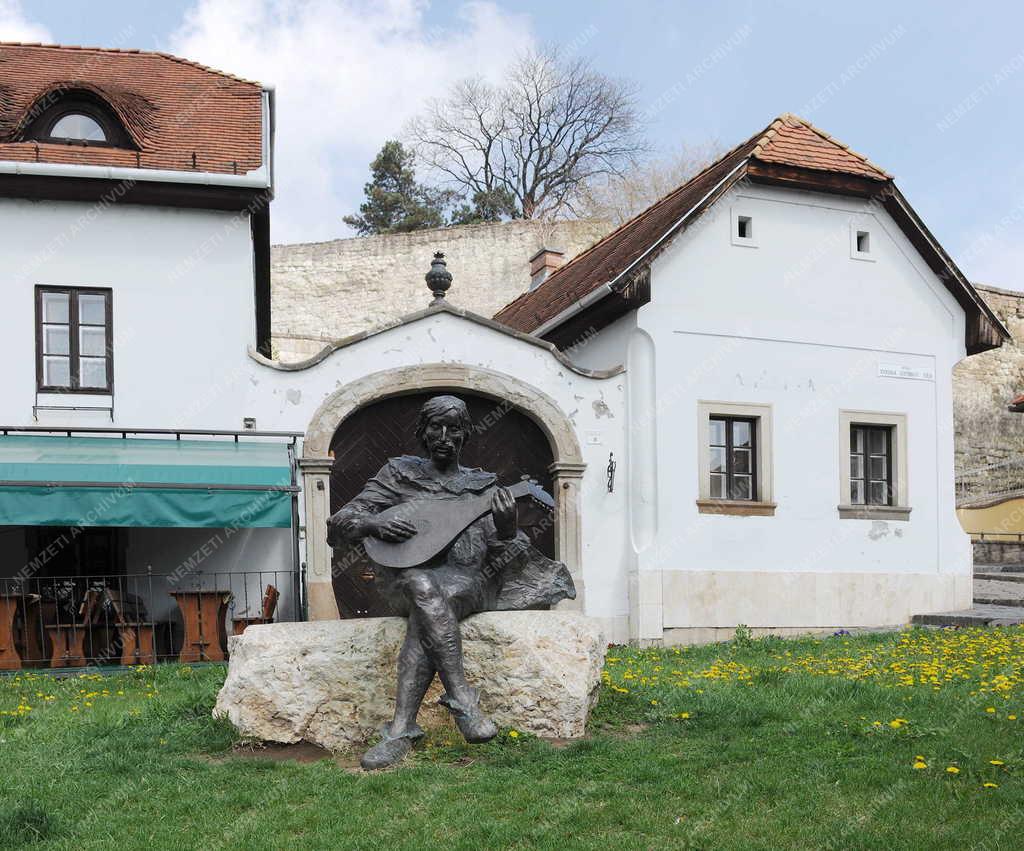 Műalkotás - A Lantos című szobor