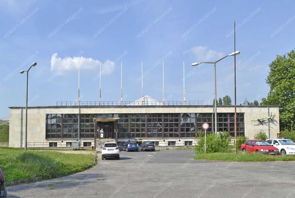 Sportlétesímény - A Kisstadion épülete