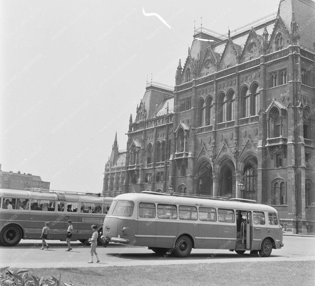 Turizmus - Külföldi turisták a Kossuth téren