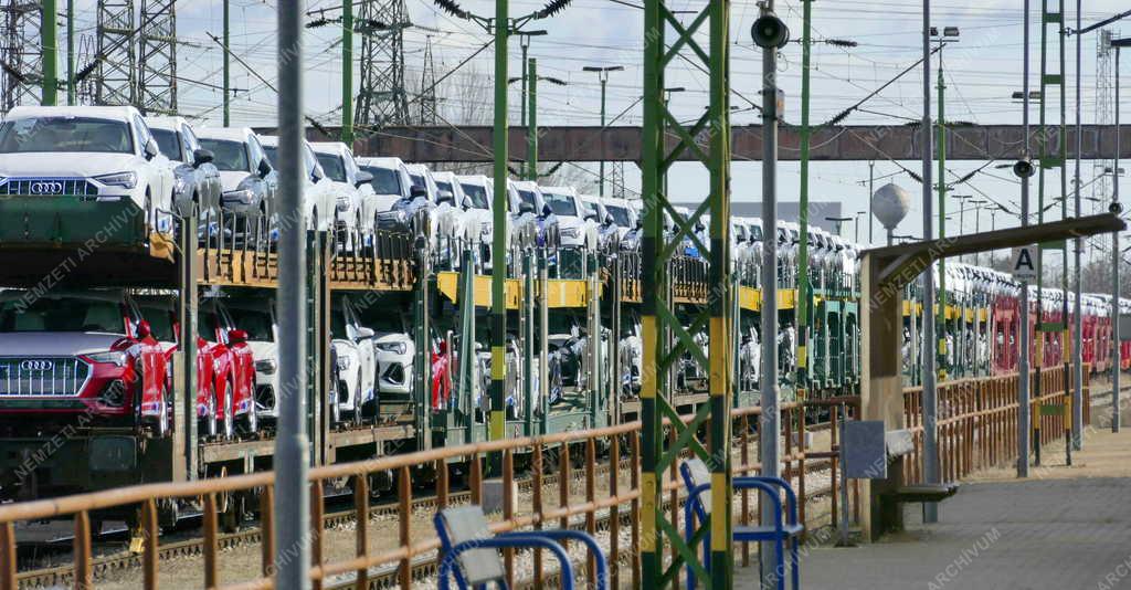 Közlekedés - Ipar - Győr - Új Audi személyautók vasúti szállítása