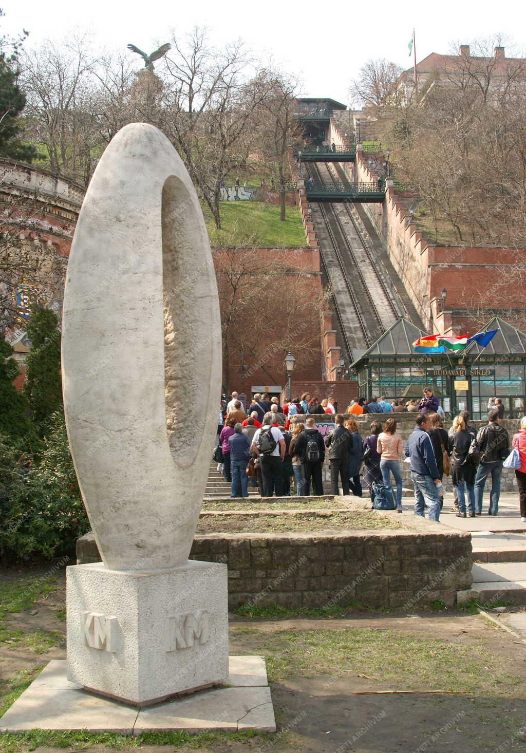 Budapest -  Köztéri szobor - Nullás kilométerkő