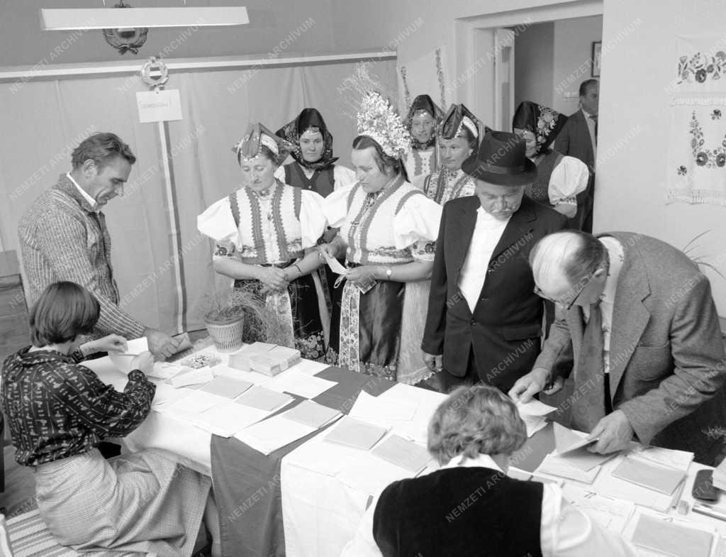 Választás - Szavazás népviseletben Varsányban