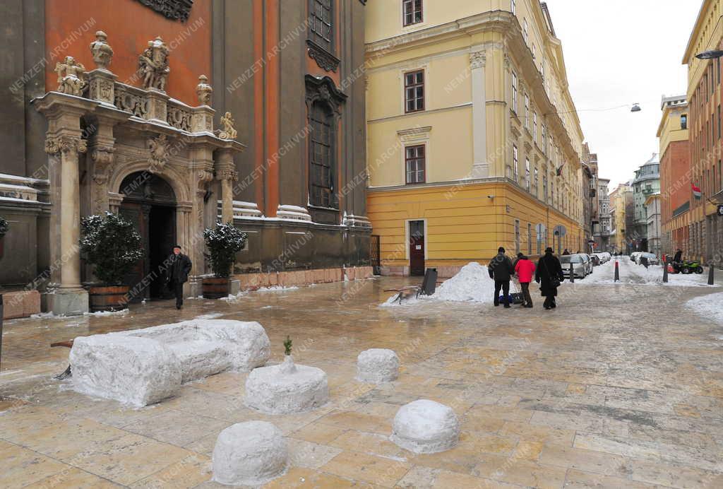 Városkép - Budapest - Hóból épített bútorok
