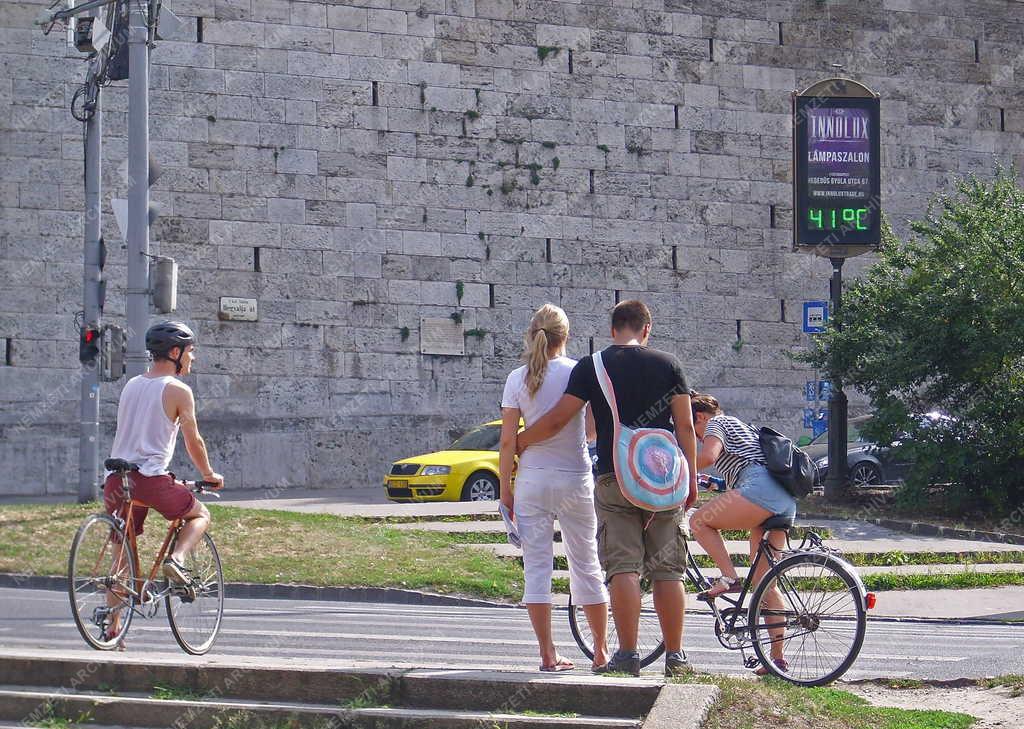 Életkép - Budapest - Fiatalok egy 41 fokot mutató hőmérő előtt