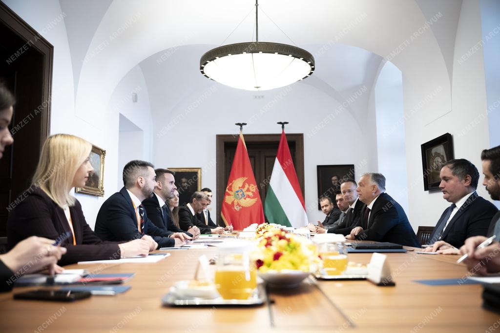 Orbán Viktor a montenegrói miniszterelnökkel tárgyal