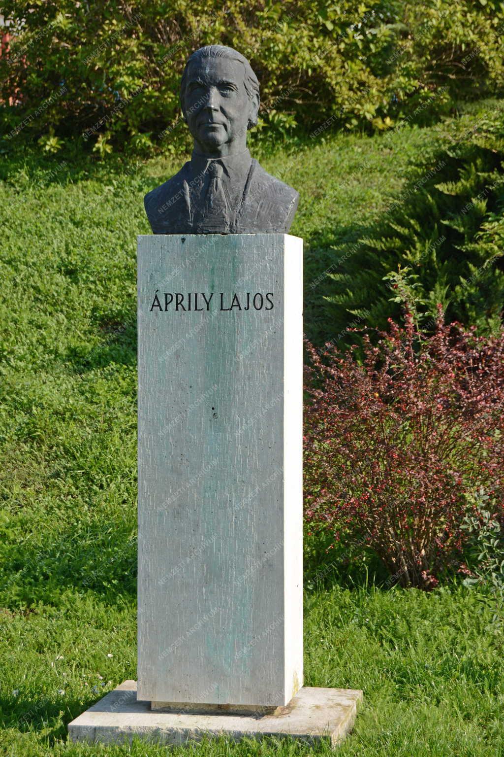 Műalkotás - Visegrád - Áprily Lajos szobra
