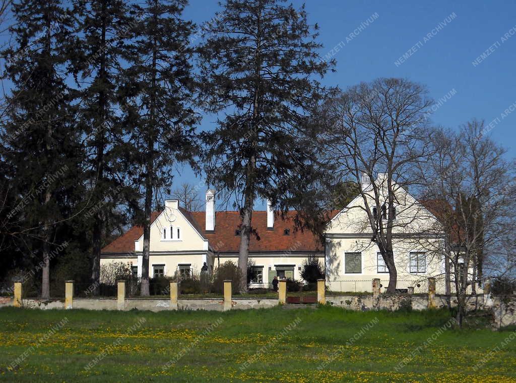 Épület - Kehidakustány - A Deák-kúria