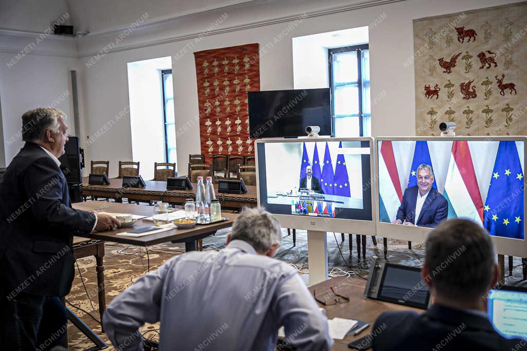 Orbán Viktor az Európai Tanács és a V4 országok vezetőinek videokonferenciáján