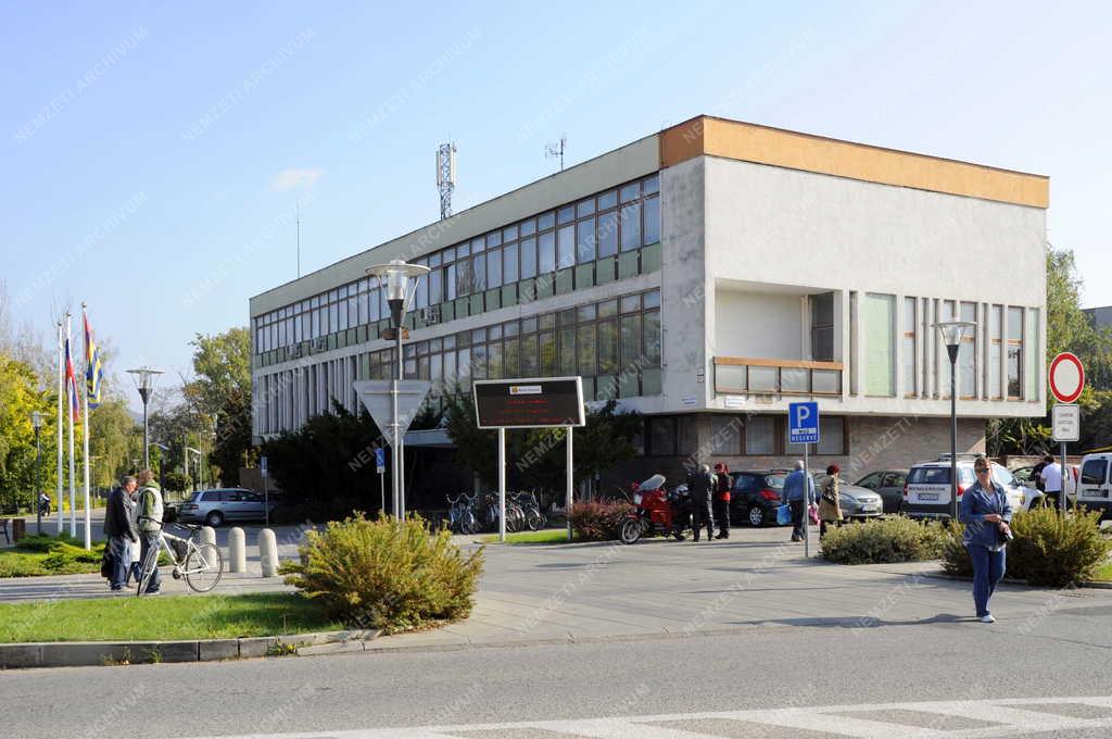 Táj, város - Stúrovo - Az önkormányzat épülete