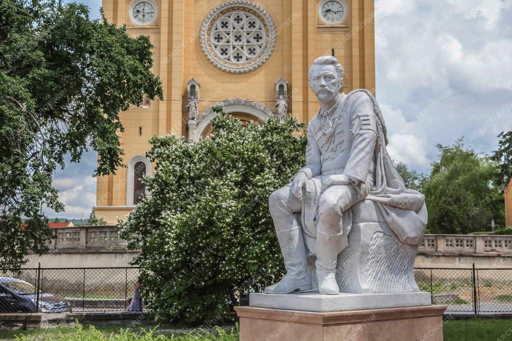 Műalkotás - Fót - Gróf Károlyi István szobra