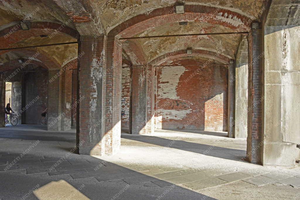 Városkép - Lucca - A városfal egyik kapuja