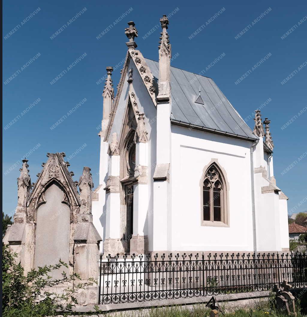 Temető - Luczenbacher-sírkápolna Szobon