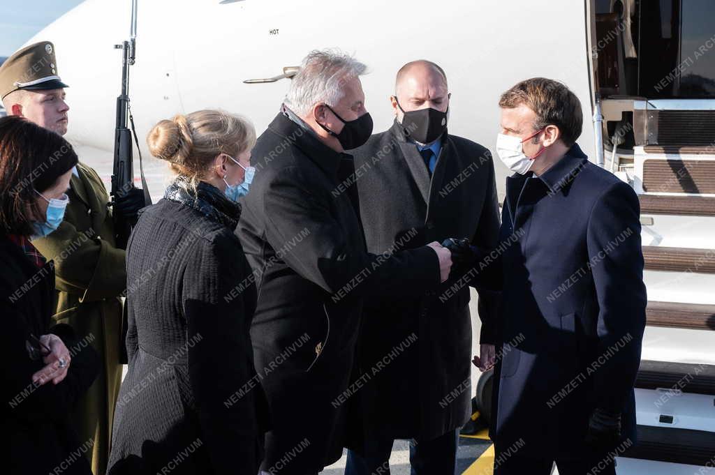 Emmanuel Macron francia elnököt Semjén Zsolt fogadta a Liszt Ferenc-repülőtéren