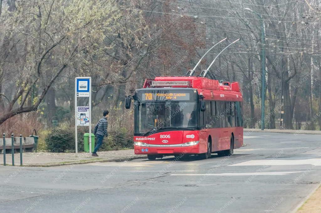 Közlekedés - Budapest - Skoda-Solaris típusú trolibusz 