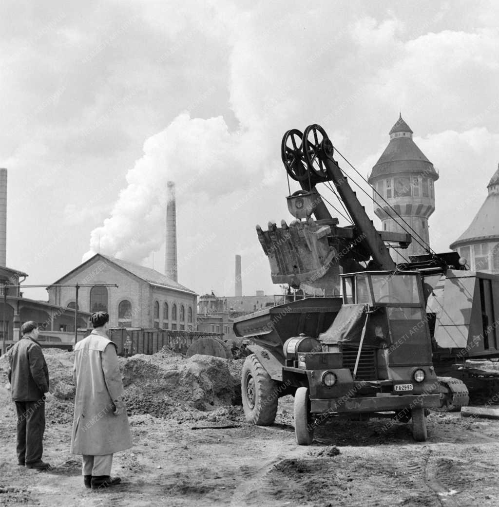 Ipar - Korszerűsítési, felújítási munkák az Óbudai Gázgyárban