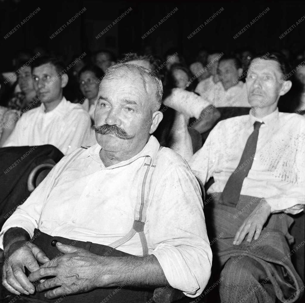 Kultúra - Díszelőadás a Magyar Néphadsereg Színházában