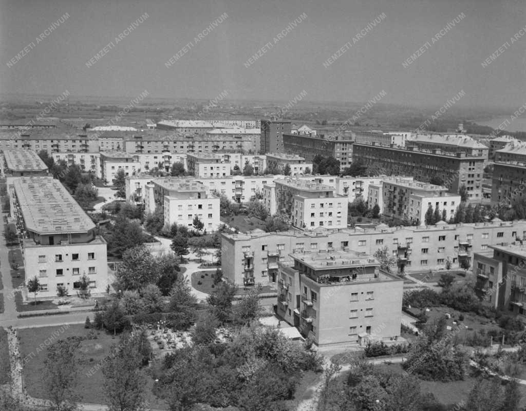 Városkép - Tíz éves jubileumára készül Sztálinváros