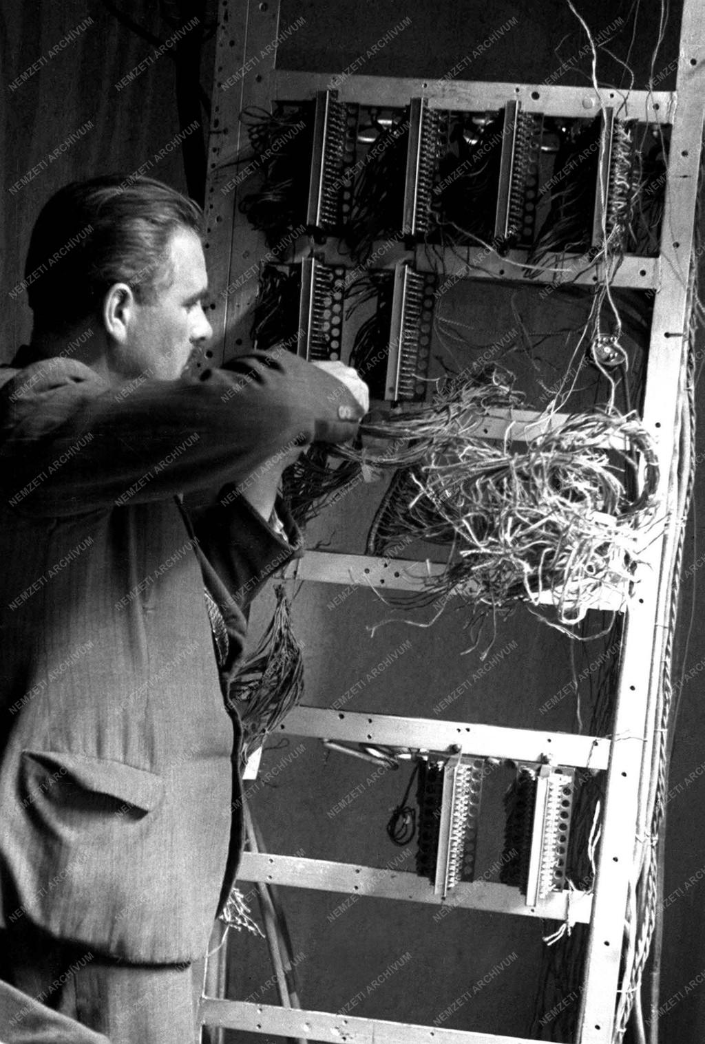 Történelem – Távközlés - Telefonközpont a háború után