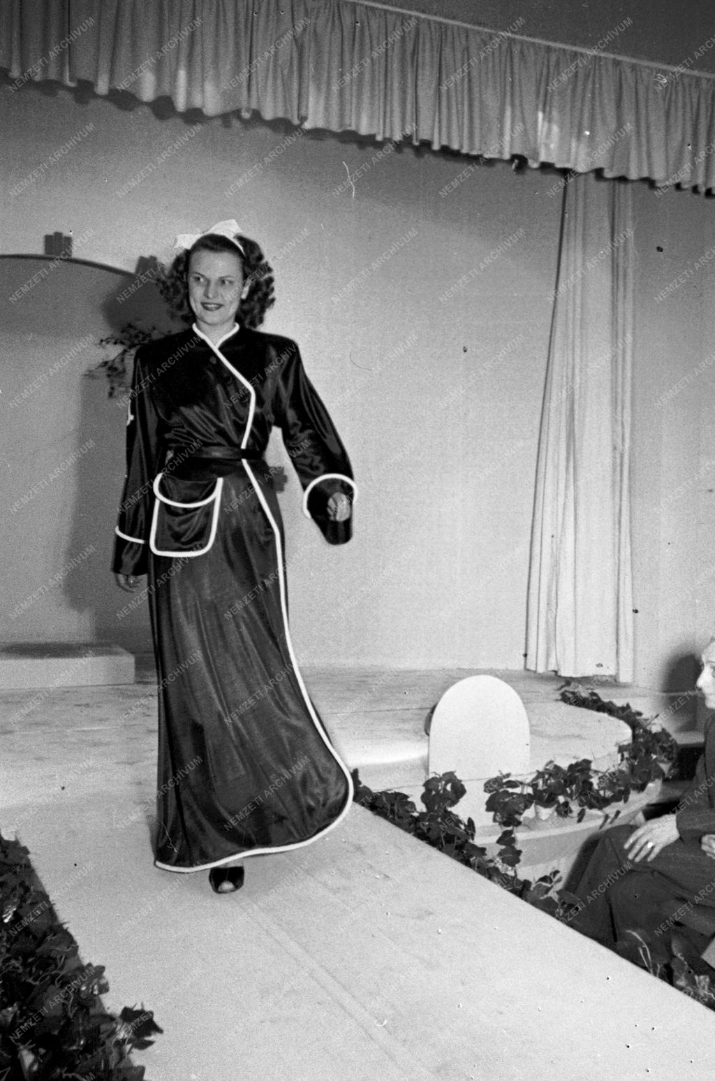 Vegyes - Divatbemutató 1949-ben