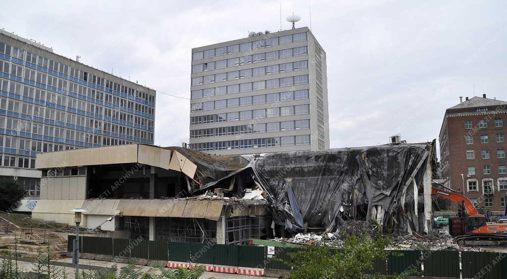 Településfejlesztés - Budapest - Bontják a Goldmann Menzát 