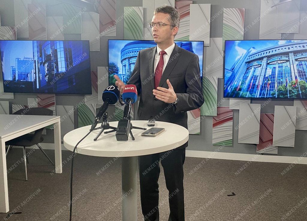 Hankó Balázs sajtótájékoztatója Brüsszelben