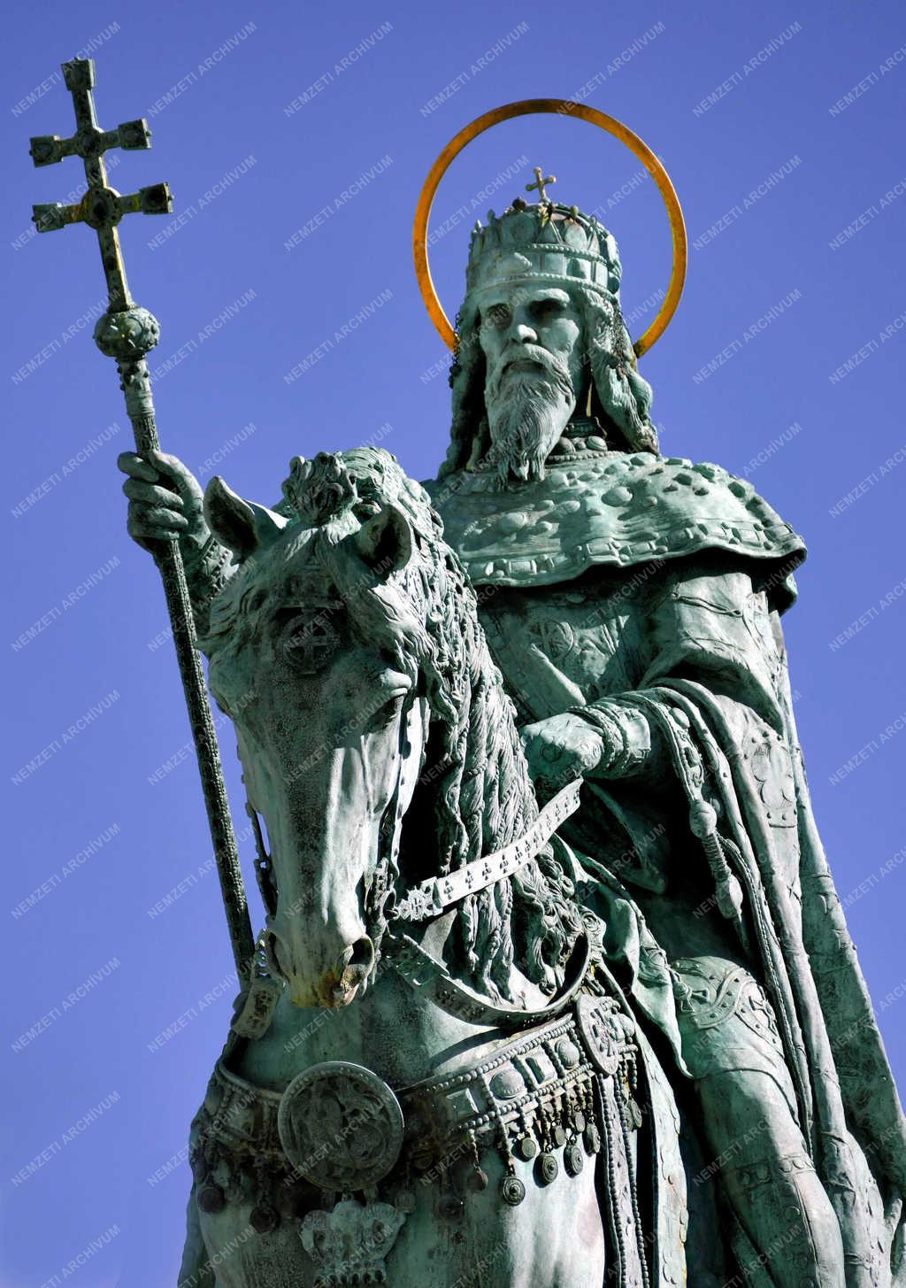 Szent István király lovasszobra