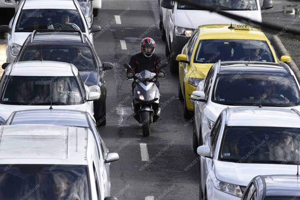 Közlekedés - Budapest - Robogós az autók között