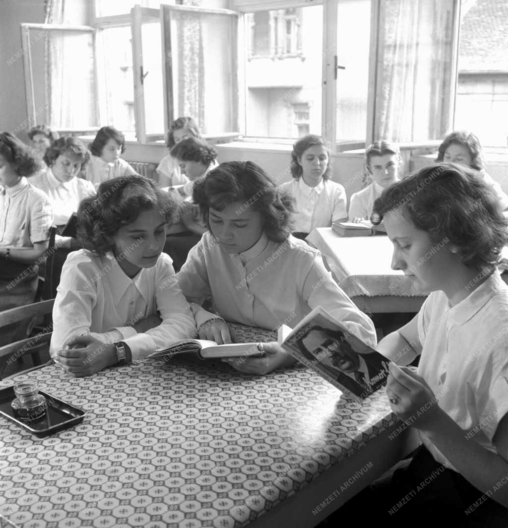 Oktatás - Szilágyi Erzsébet Gimnázium