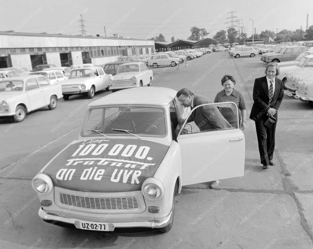 Kereskedelem - A 100 000. Trabant átadása