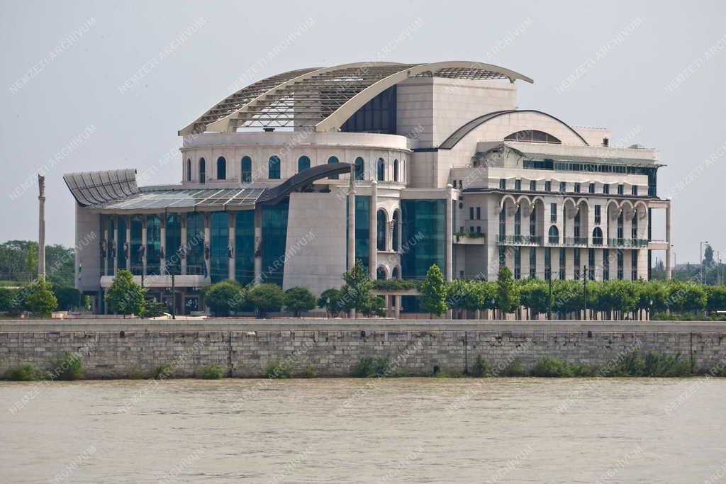 Épület - A Nemzeti Színház épülete