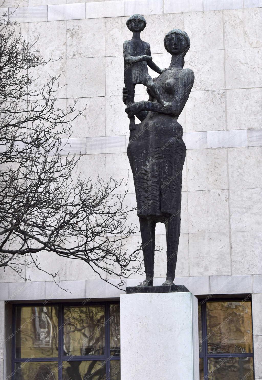 Köztéri szobor - Budapest - Anya gyermekével