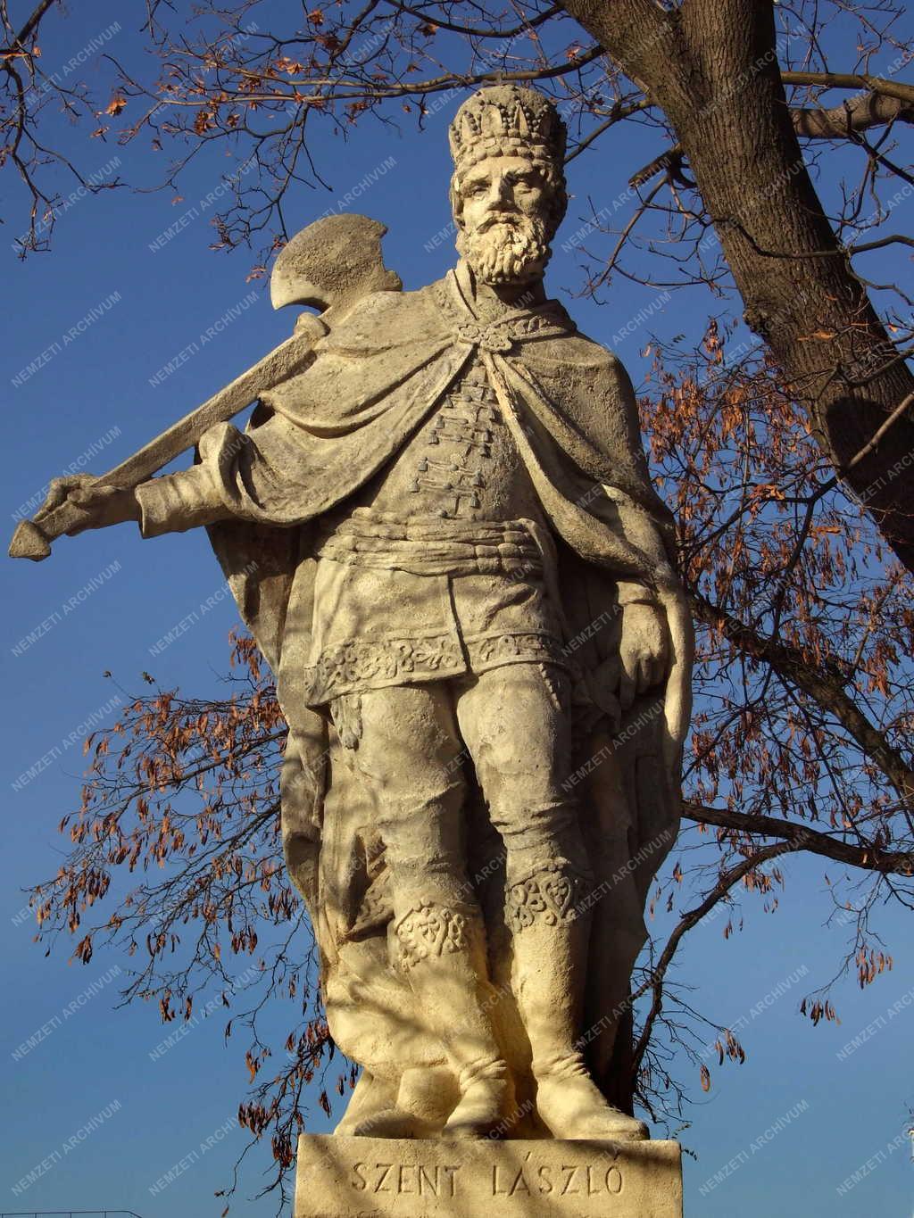 Esztergom - Köztéri szobor - Szent László-szobor