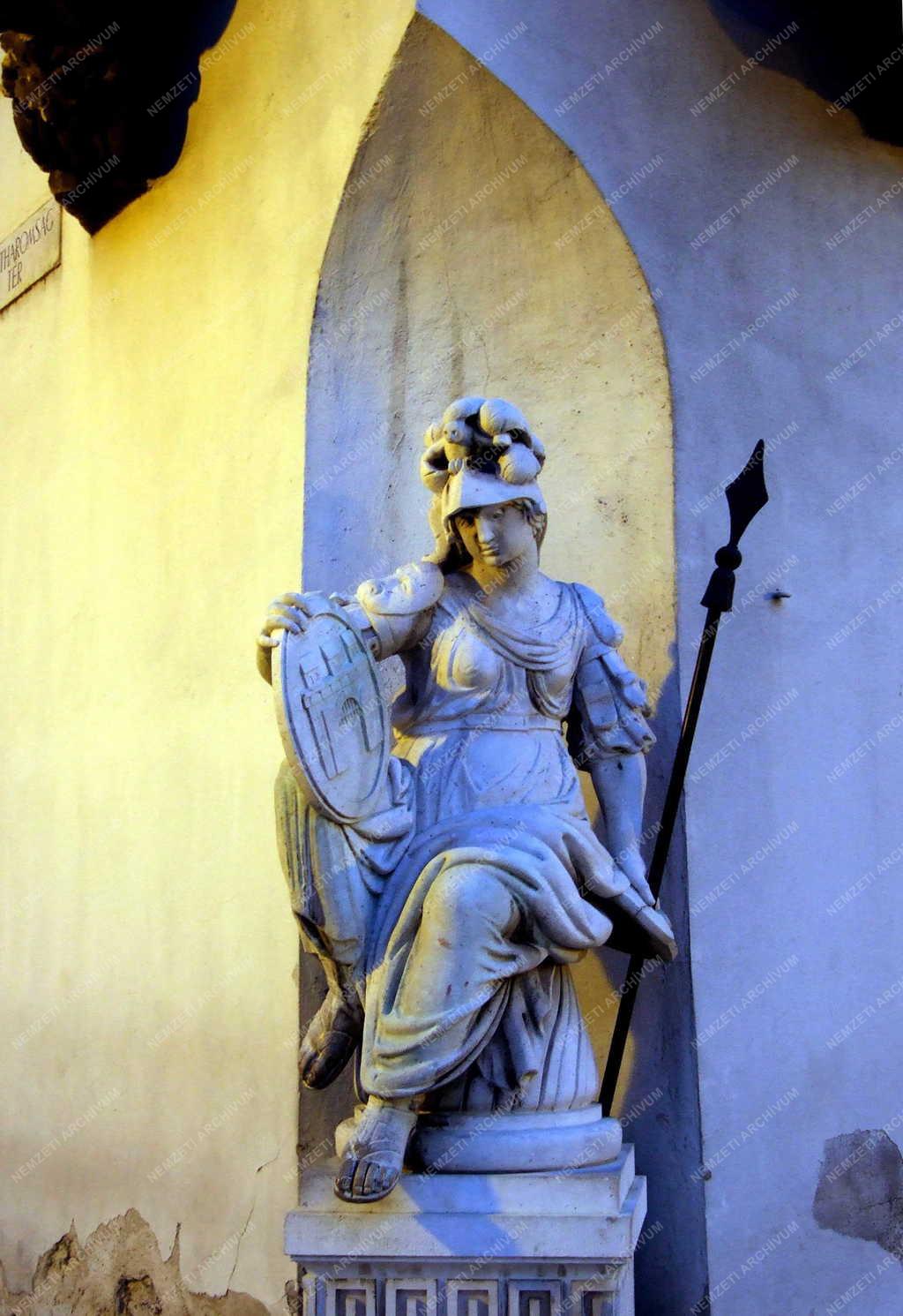 Budapest - Városvédő Pallas Athéné szobra