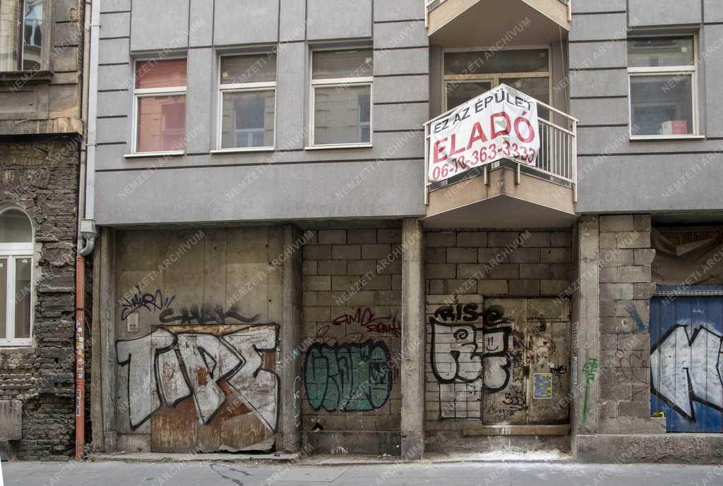 Ingatlan - Eladó épület a fővárosban