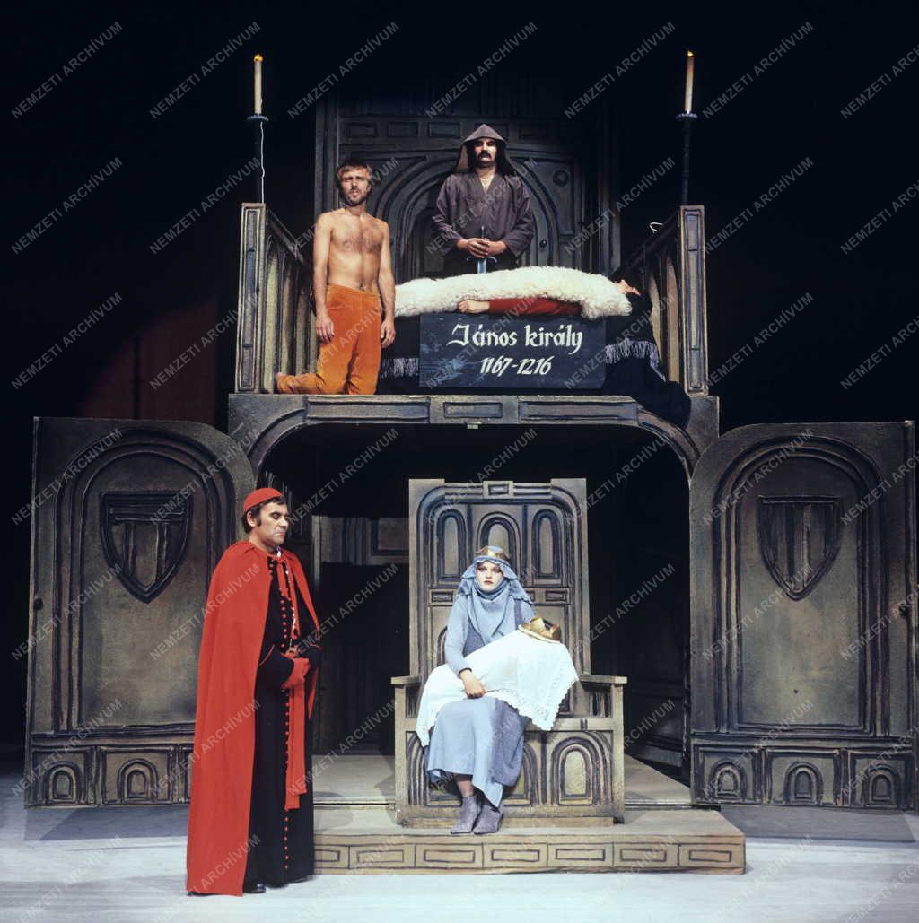 Kultúra - Színház - Dürrenmatt: János király