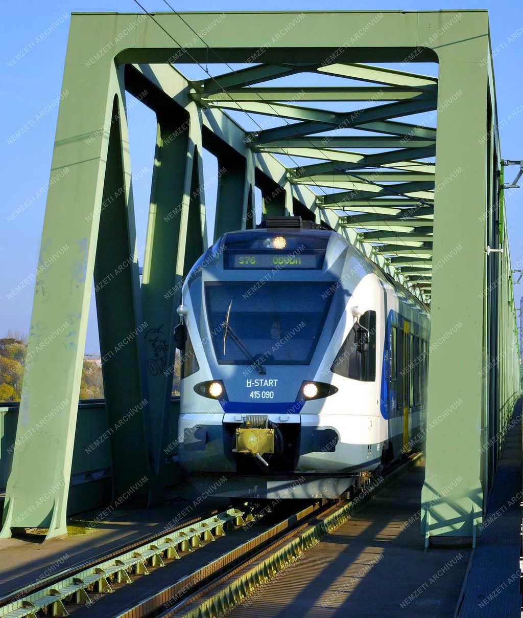 Közlekedés - Budapest - Modern vonat a dunai hídon