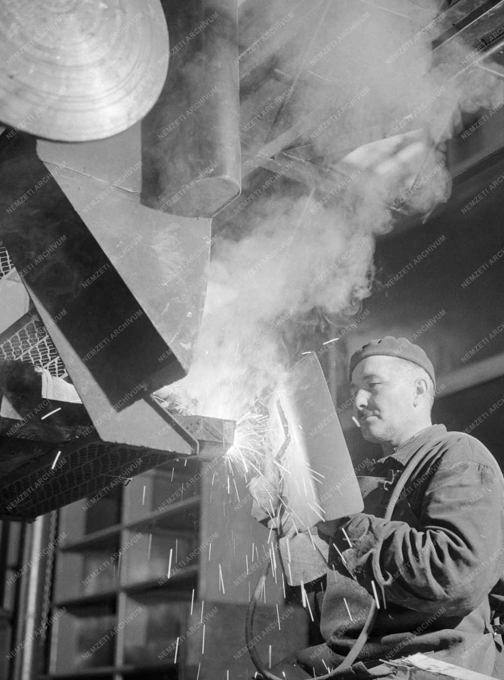 Ipar - Kurucz László a MÁV Északi Járműjavító hegesztője