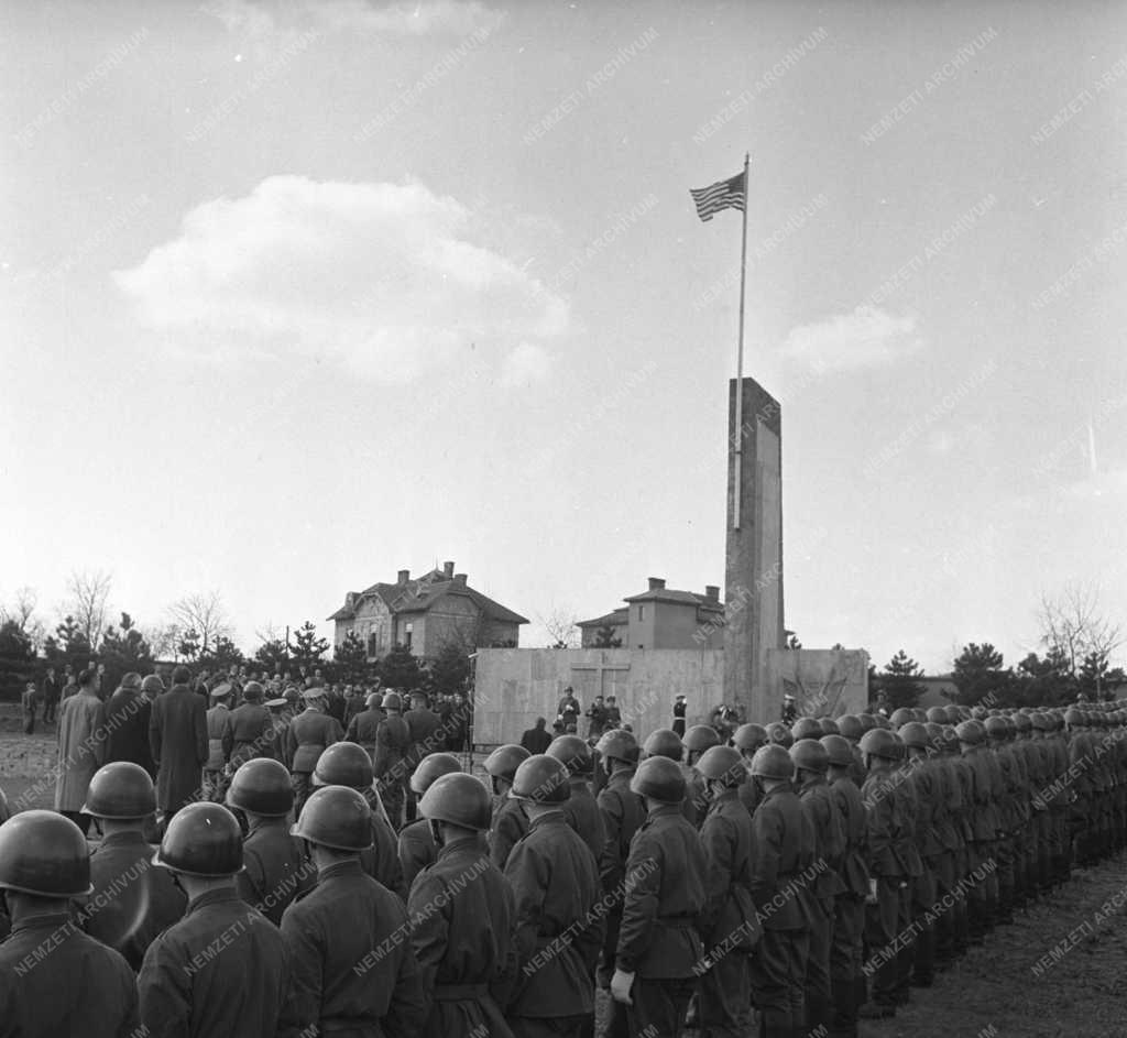 Ünnepség - Koszorúzás - Amerikai katonák emlékműve